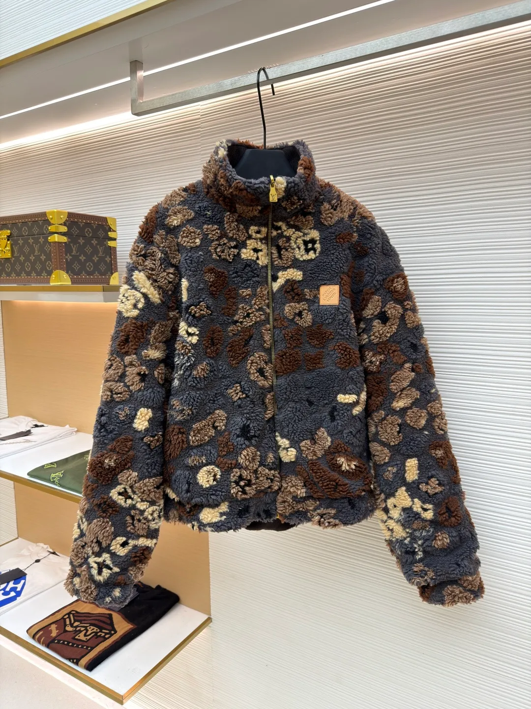 LOUIS VUITTON Teddy Polar Fleece Reversible Jacket ●Original version: Purchased and developed in 21999 ●Item number: 1680800-C10 ●Fabric: Polar fleece fabric ●Technology: Positioned cutting machine ●Version: Fitted version ●Weight: about 1185 grams ●Size: S-M-L-XL ●Description: yp consistent 88% polyester fiber 12% sheep wool blended yarn-dyed fabric versus dyed wool jacquard weaving Processed by a variety of complex processes, the wool is fluffy and dense, the wool is soft, light and fluffy, and the grain texture is full and even, which is different from the full polyester fabric version. The finished product feels more fluffy and soft after being pelletized. The pellet after blending is not easy to shed lint and lint. It comes with an antique bronze slider with orbital teeth. The overall wiring is straight and delicate, the fabric is comfortable and soft, and the color is consistent without color difference. It can be matched with the same style to create a fashionable look and control various occasions. Customized accessories, complete with three standards, same style for men and women!